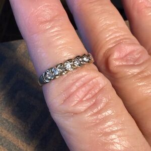 9 carat (375) Yellow Gold 6 Stone Ring, size 7